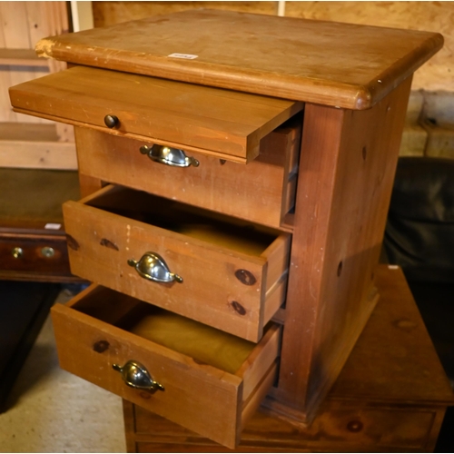 423 - Victorian mahogany commode with four dummy drawer fronts beneath a hinged top, 63 x 46 x 71 cm h, to... 