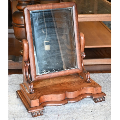 426 - A Victorian mahogany toilet mirror on serpentine platform base and moulded feet, 46 x 26 x 54 cm hig... 