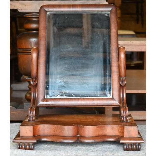 426 - A Victorian mahogany toilet mirror on serpentine platform base and moulded feet, 46 x 26 x 54 cm hig... 