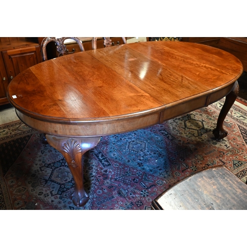 432 - A late Victorian mahogany wind out dining table, the extending oval top with two central leaves rais... 