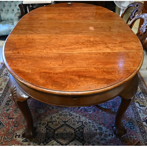 432 - A late Victorian mahogany wind out dining table, the extending oval top with two central leaves rais... 