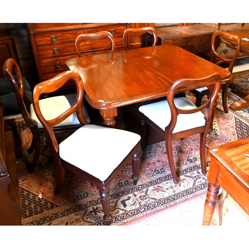 437 - A Victorian style mahogany extending dining table raised on moulded turned legs, with single leaf an... 