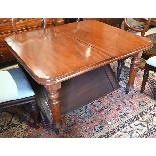 437 - A Victorian style mahogany extending dining table raised on moulded turned legs, with single leaf an... 