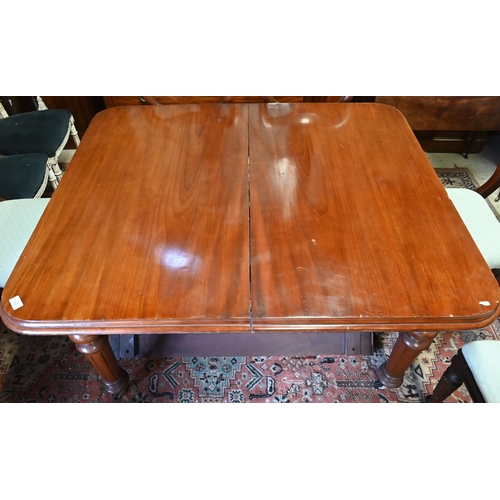 437 - A Victorian style mahogany extending dining table raised on moulded turned legs, with single leaf an... 