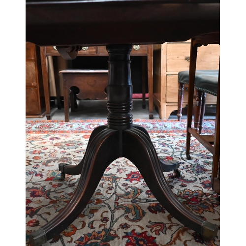 459 - An Edwardian mahogany D-end dining table with single leaf, 230 cm long x 117 cm wide x 71 cm high