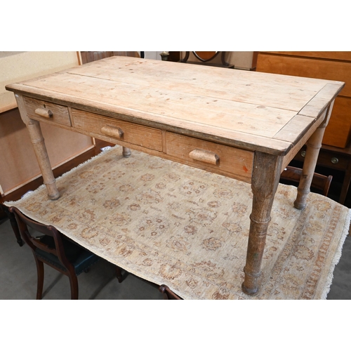 461 - A pine and oak kitchen table with three drawers and gun barrel turned legs, 150 cm long x 89 cm wide... 