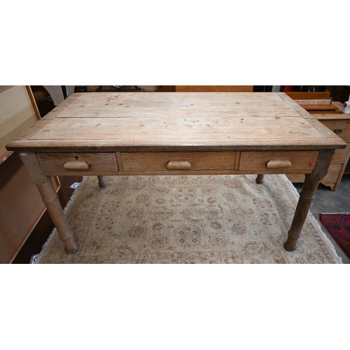 461 - A pine and oak kitchen table with three drawers and gun barrel turned legs, 150 cm long x 89 cm wide... 