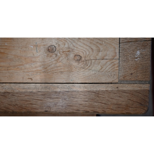 461 - A pine and oak kitchen table with three drawers and gun barrel turned legs, 150 cm long x 89 cm wide... 