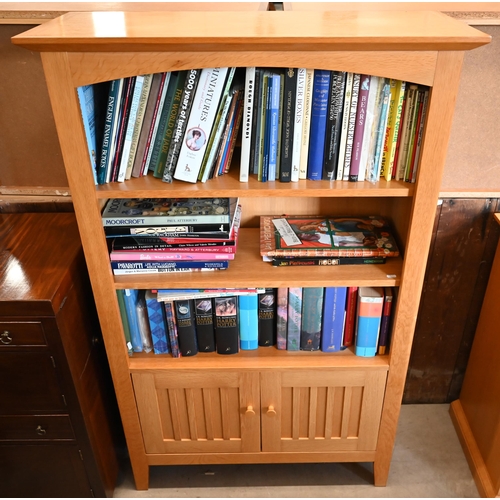 472 - A light oak bookcase with cupboard doors, 140 cm high x 89 cm wide x 36 cm deep, original retail pri... 