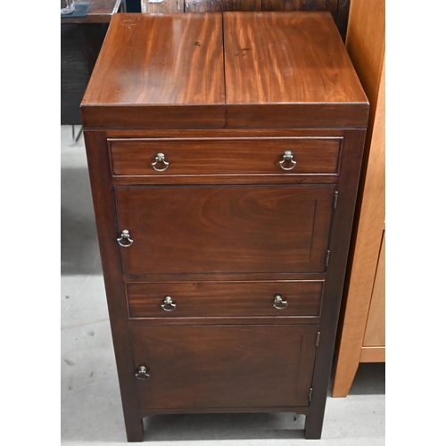 478 - An Edwardian mahogany wash stand with single drawer and two cupboard doors, 47 cm wide x 43 cm deep ... 