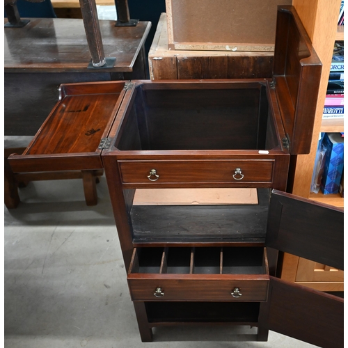 478 - An Edwardian mahogany wash stand with single drawer and two cupboard doors, 47 cm wide x 43 cm deep ... 