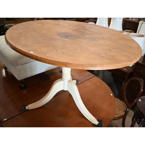 483 - An oval pine table with painted legs, 120 cm long x 90 cm wide x 125 cm high