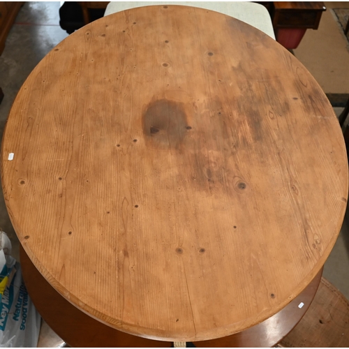 483 - An oval pine table with painted legs, 120 cm long x 90 cm wide x 125 cm high