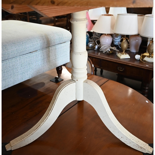 483 - An oval pine table with painted legs, 120 cm long x 90 cm wide x 125 cm high