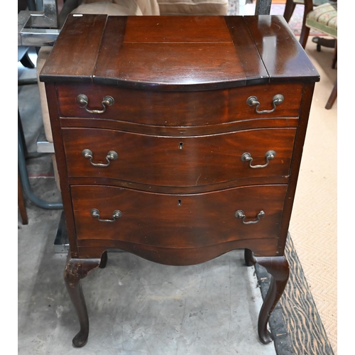 490 - #A mahogany wash stand with two drawers and fold out mirror, a/f, 56 cm wide x 44 cm deep x 86 cm hi... 