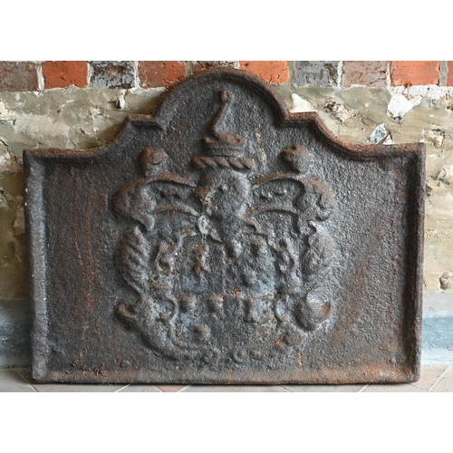 73 - An old Armorial cast iron fireback, 86 cm wide x 70 cm high