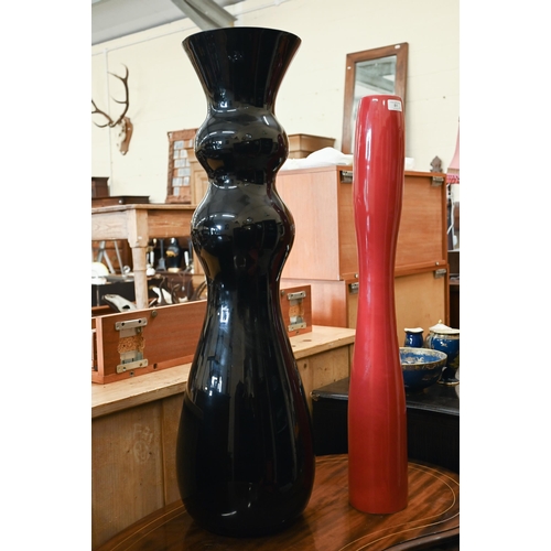 81 - #Large carved black glass baluster vase, 99 cm high to/w a slender red-glazed pottery vase, 87.5 cm ... 