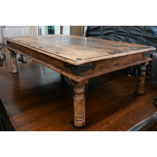 133 - Indian Jali Thakat sheesham hardwood coffee table with iron mounts and turned legs, 135 x 82 x 42 cm... 