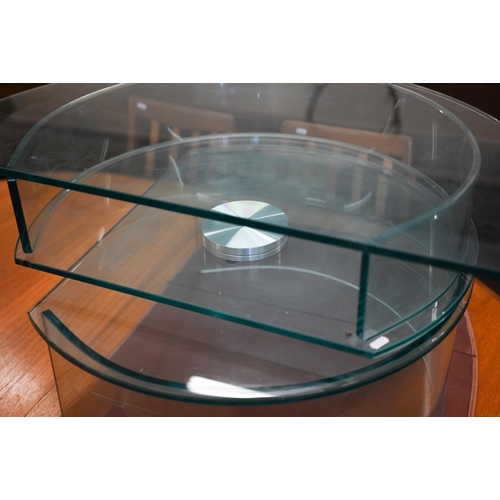 214 - A contemporary glass revolving media unit/TV stand, 82 cm wide x 43 cm high