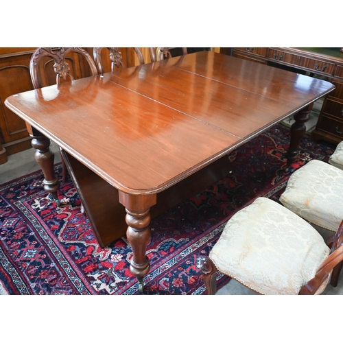 262 - Victorian mahogany extending dining table with two central leaves, turned baluster supports with bra... 