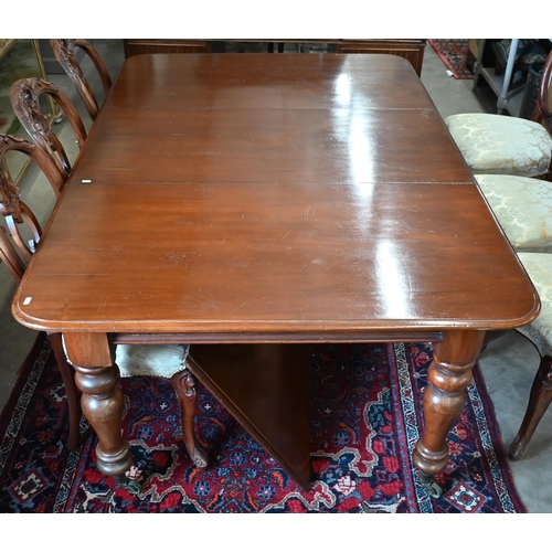 262 - Victorian mahogany extending dining table with two central leaves, turned baluster supports with bra... 