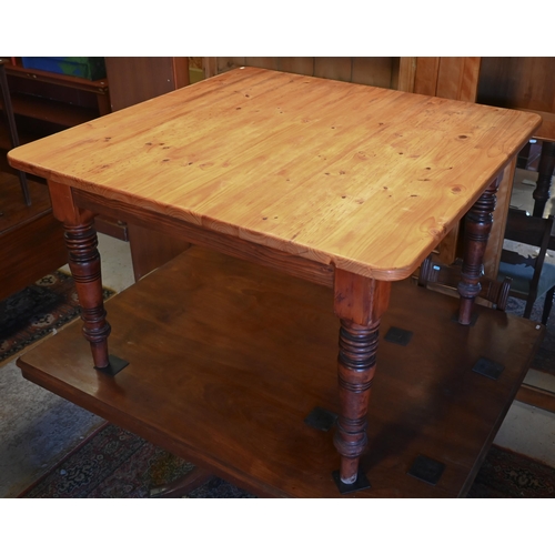 425 - A pine kitchen table on turned legs, 120 x 61 x 48 cm h, to/w six chairs and one rush caned carver c... 