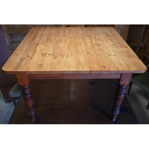 425 - A pine kitchen table on turned legs, 120 x 61 x 48 cm h, to/w six chairs and one rush caned carver c... 