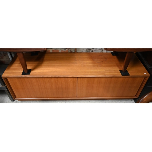 445 - A G-Plan teak corner cabinet/shelves, 200 x 73 cm w