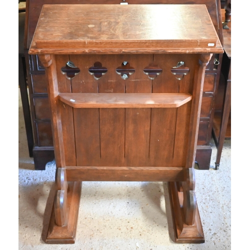 467 - A traditional oak lectern in the Arts & Crafts style, 76 x 42 x 108 cm h