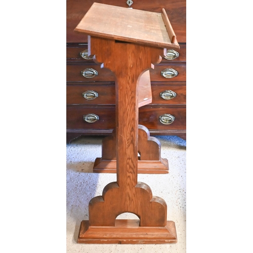 467 - A traditional oak lectern in the Arts & Crafts style, 76 x 42 x 108 cm h