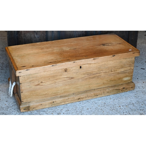 494 - An old stripped pine trunk with rope handles to the sides, 107 x 48 x 40 cm