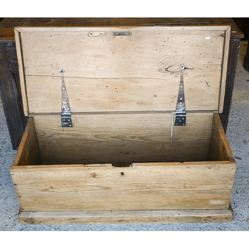 494 - An old stripped pine trunk with rope handles to the sides, 107 x 48 x 40 cm