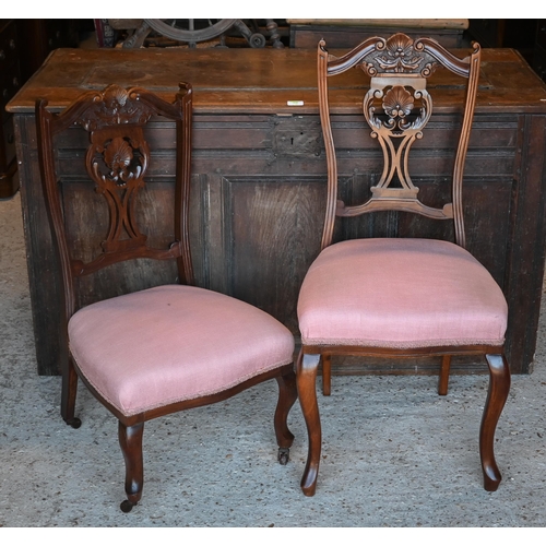 501 - Two Edwardian red walnut salon side chairs of differing sizes, both with pink overstuffed seats (2)