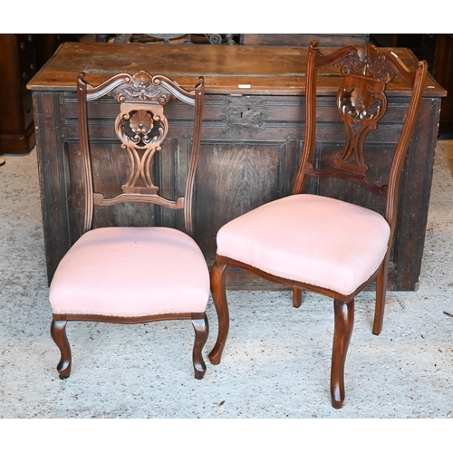 501 - Two Edwardian red walnut salon side chairs of differing sizes, both with pink overstuffed seats (2)