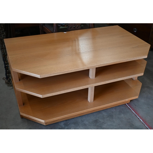 476 - Beaver & Tapley media unit to/w a drawer base (2)