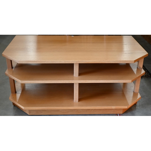 476 - Beaver & Tapley media unit to/w a drawer base (2)