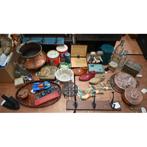 71 - Various vintage collectables including coat-hooks, copper cooking pot, tins, bottles, jelly-moulds, ... 