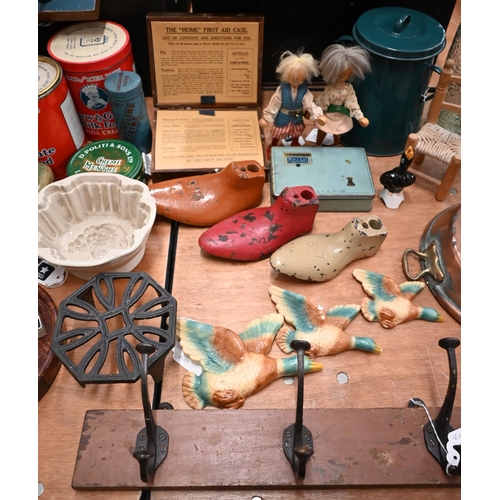 71 - Various vintage collectables including coat-hooks, copper cooking pot, tins, bottles, jelly-moulds, ... 