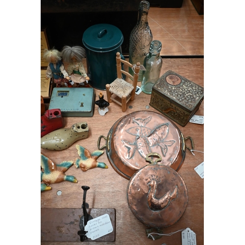 71 - Various vintage collectables including coat-hooks, copper cooking pot, tins, bottles, jelly-moulds, ... 