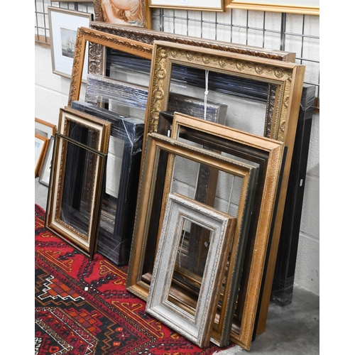 78 - Twelve picture frames of various sizes