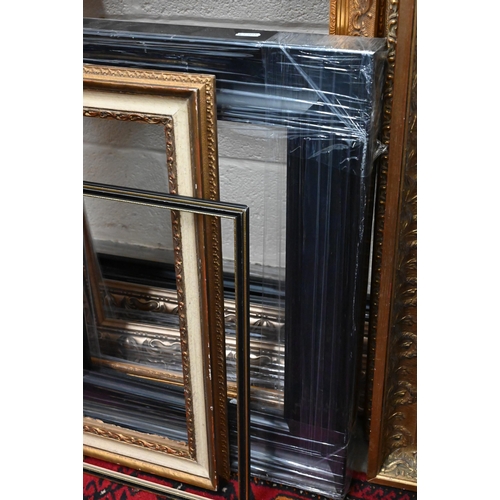 78 - Twelve picture frames of various sizes