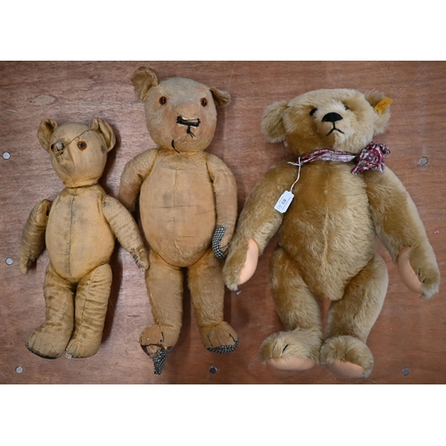 83 - Large Steiff mohair teddy bear, 50 cm to/w two vintage teddy bears in heavily played-with condition ... 