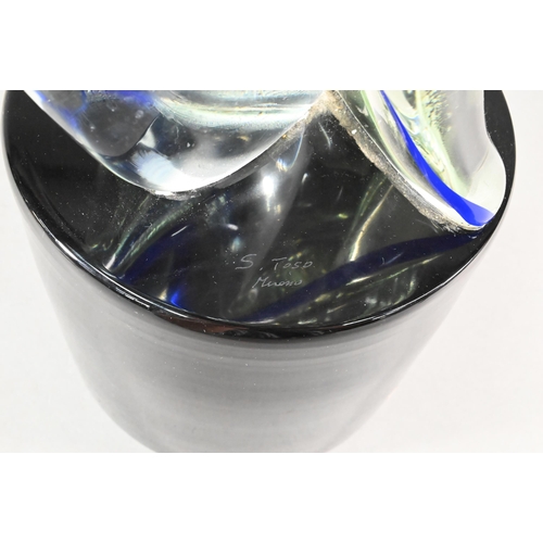 1308 - A large Stefano Toso Murano glass group, dancing couple, on cylindrical black glass plinth, 77 cm hi... 