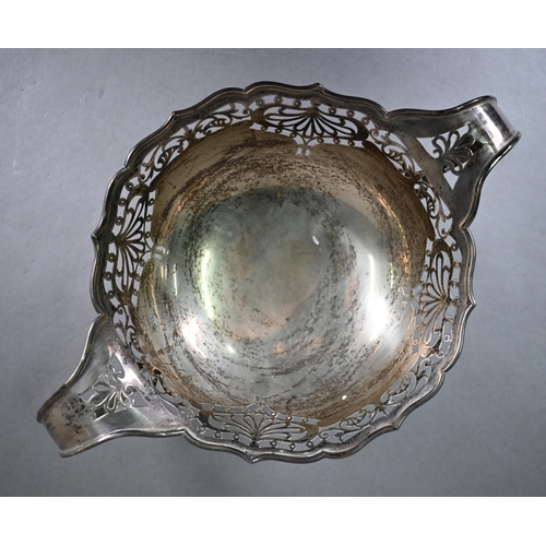 102 - Silver bowl with Art Nouveau-style piercing and twin scroll handles, on raised moulded foot, Walker ... 