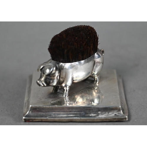 114 - Edwardian silver novelty 'pig' pen-wipe, its back mounted with bristles, on rectangular base, Levi &... 