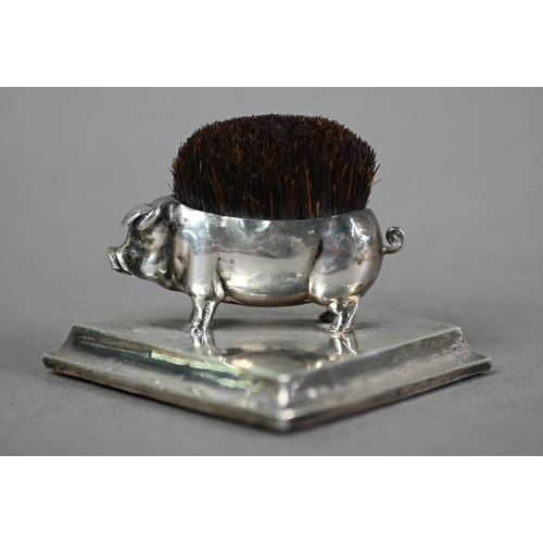 114 - Edwardian silver novelty 'pig' pen-wipe, its back mounted with bristles, on rectangular base, Levi &... 