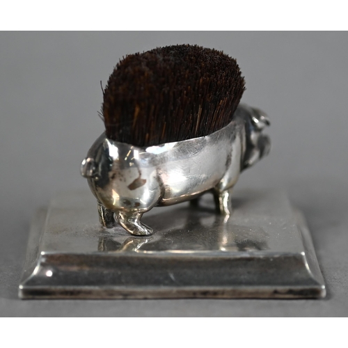 114 - Edwardian silver novelty 'pig' pen-wipe, its back mounted with bristles, on rectangular base, Levi &... 