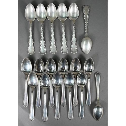 124 - Set of twelve US Sterling 'Chester' pattern teaspoons, to/w six other teaspoons with scroll and shel... 