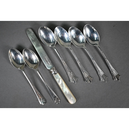 127 - Four Albany pattern silver coffee spoons and two golf spoons, 2.6oz, to/w a silver tea-knife with mo... 