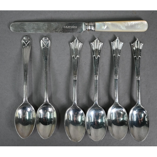 127 - Four Albany pattern silver coffee spoons and two golf spoons, 2.6oz, to/w a silver tea-knife with mo... 